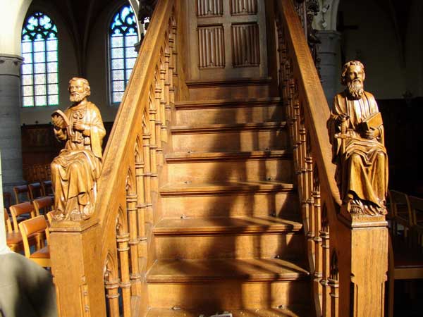 Op de preekstoel van Aalter werden st. petrus en st. Paulusbeeld gereconstrueerd.